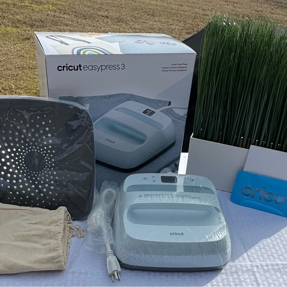 NEW, SEALED Cricut EasyPress 3 in Light Blue with Accessories. 9x9